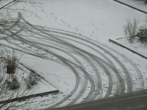  traces de voitures dans la neige